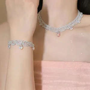 Vue détaillée de l'ensemble collier et bracelet en perles avec breloques irisées
