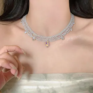 Gros plan du tour de cou élégant en perles d'acier avec pendentifs en cristal