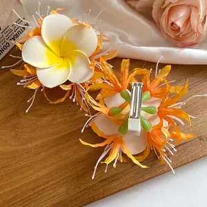 Fermaglio per capelli stile bohémien con fiori di frangipane e petali arancio