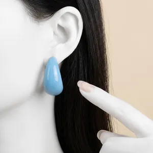 Boucles d'oreilles minimalistes en résine bleu clair en forme de C avec argent