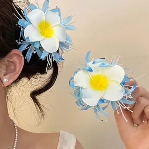 Fermaglio per capelli fatto a mano con fiori di plumeria bianca per lo stile mare