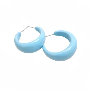Boucles d'oreilles créoles épaisses en résine bleu clair en forme de C avec tiges en argent