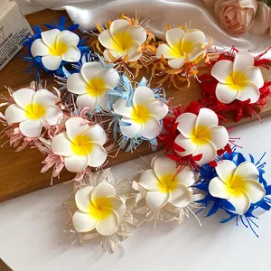 Dettaglio di fermagli per capelli a fiore in tessuto bohémien in vari colori vivaci