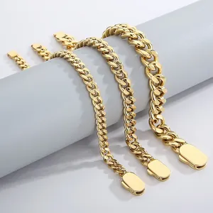 Gros plan de bracelets gourmette en or poli avec fermoirs à pression ovales