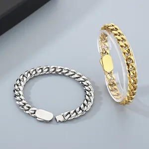 Detalle de pulseras de cadena cubana de acero inoxidable en oro y plata con cierres ovales