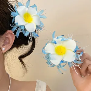Vista dettagliata di fermagli per capelli a fiore in tessuto bianco e blu