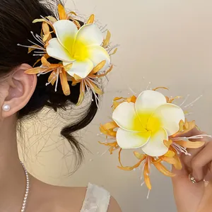 Fermaglio per capelli fatto a mano con fiori di frangipane bohémien per lo stile estivo