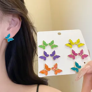 Juego de seis pares de pendientes de mariposa de esmalte de colores con alas vibrantes.