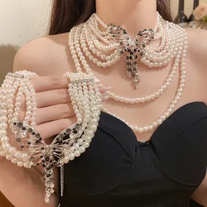 Französische Retro-Perlenkette mit strassbesetztem Schmetterlingsanhänger