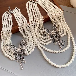 Elegante mehrreihige Vintage-Perlenkette mit einem funkelnden Schmetterlingsanhänger