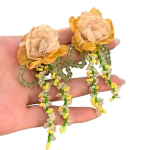 Orecchini fiori in tessuto giallo con nappe di perline verdi stile vacanza al mare