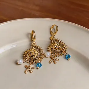 Orecchini dorati con stella marina, conchiglia e perle per vacanze al mare
