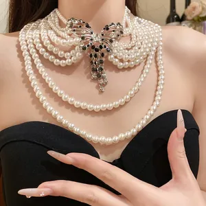 Nahaufnahme einer eleganten mehrlagigen Perlenkette mit glitzerndem Schmetterling-Motiv