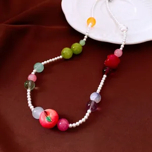 Elegante bunte Perlenhalskette mit einem süßen roten Apfelanhänger für den täglichen Gebrauch