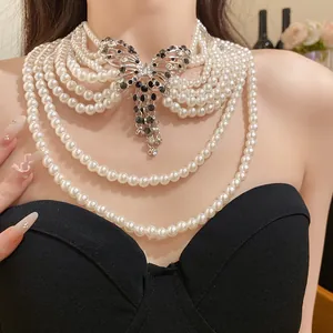 Nahaufnahme der mehrreihigen Perlenkette mit elegantem Strass-Schmetterling