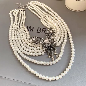 Detailansicht der luxuriösen mehrlagigen Perlenkette mit Strass-Schmetterlingsanhänger