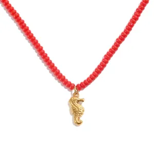 Rode glazen kralenketting met gouden zeepaardje hanger voor strandvakantiestijl