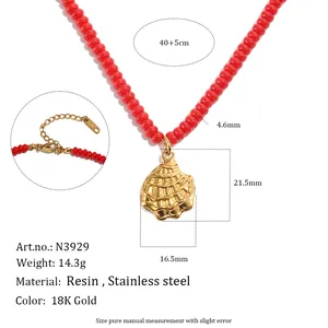 Gedetailleerde weergave van rode kralenketting met gouden schelphanger en afmetingen