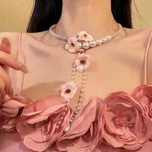Collier Choker Doux en Perle Artificielle et Fleur en Tissu Rose Gland Rétro Floral Chaîne Bijoux pour Femmes Accessoire de Cou Élégant