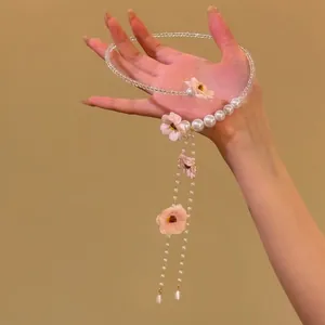 Collier de perles vintage élégant avec fleurs roses et glands pour collection.