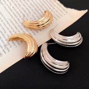 Orecchini a goccia in metallo testurizzato vintage con ago in argento in oro e argento
