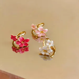 Eleganti anelli floreali regolabili in smalto rosa, bianco e rosso con finitura oro
