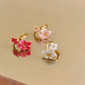 Primo piano dettagliato di tre eleganti anelli a forma di fiore in smalto multicolore