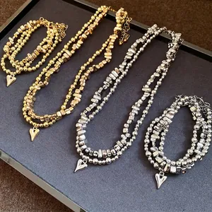 Set collana e bracciale a strati con perline e ciondolo a cuore in oro e argento, chic