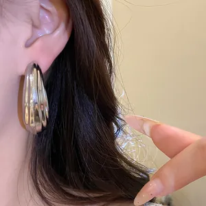 Dettaglio degli orecchini a cerchio in argento massiccio a coste con design vintage a goccia