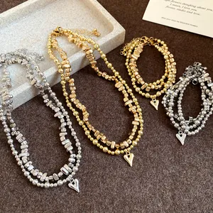 Dettaglio del set di gioielli vintage con collana e bracciale con cuore