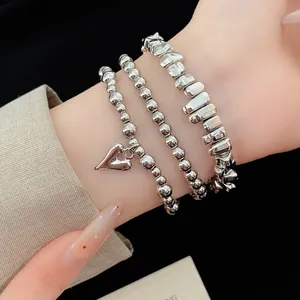 Elegante set di braccialetti di perline d'argento con ciondolo a cuore sul polso