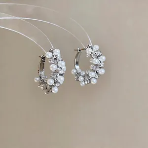 Eleganti orecchini a cerchio in argento con perle bianche e zirconi in stile francese