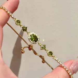 Vista dettagliata di un lussuoso bracciale placcato oro 18k con zirconi verdi.