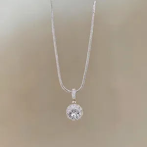 Elegante Halskette mit rundem Zirkonia-Anhänger und feiner silberfarbener Schlangenkette