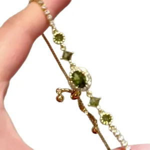 Bracciale placcato oro 18k con eleganti zirconi verdi ovali e catena regolabile