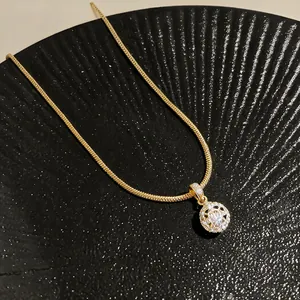 Exquisite goldene Halskette mit rundem Anhänger, Zirkonia und filigranem Ausschnitt-Detail