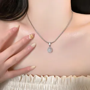 Elegante silberne Halskette mit funkelndem Zirkonia-Rundanhänger an einem Modell