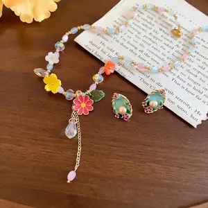Set di collana e orecchini con fiori colorati per uno stile estivo dolce