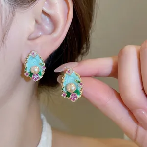 Orecchini floreali stile dopamina con perla centrale dal design estetico dolce