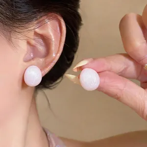 Dolci orecchini a perno ovali con ago d'argento e elegante finitura rosa madreperla
