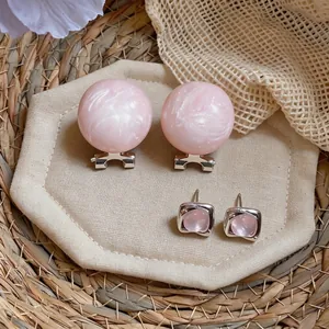 Elegante set di orecchini a perno e a clip in smalto rosa con aghi d'argento da donna