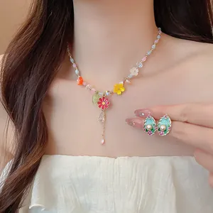 Set collana con fiori colorati dopamina e orecchini a perno con perle per estate