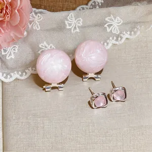 Eleganti clip orecchini tondi rosa marmorizzati e set orecchini a lobo quadrati argento.