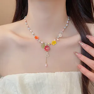 Primo piano dettagliato di una collana di fiori colorata in stile dopamina indossata da una modella