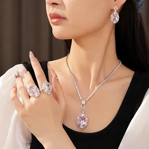Elegante set di gioielli di lusso in zircone rosa con collana orecchini e anelli