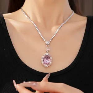Elegante collana con zircone ovale rosa e catena tennis scintillante.