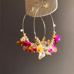 Orecchini a cerchio dorati stile boho con perline di pietra naturale colorata e vivace.