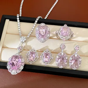 Vista dettagliata di un set lussuoso di collana, anelli e orecchini in zircone rosa