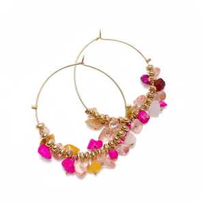 Orecchini a cerchio boho dorati con perline di pietra irregolari multicolore vivaci.