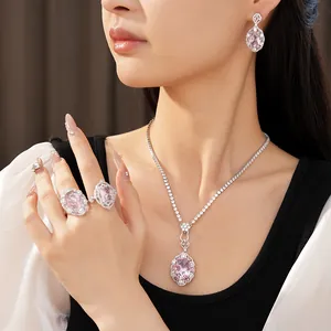 Primo piano del set di gioielli con zircone rosa, collana, orecchini e anello su modella